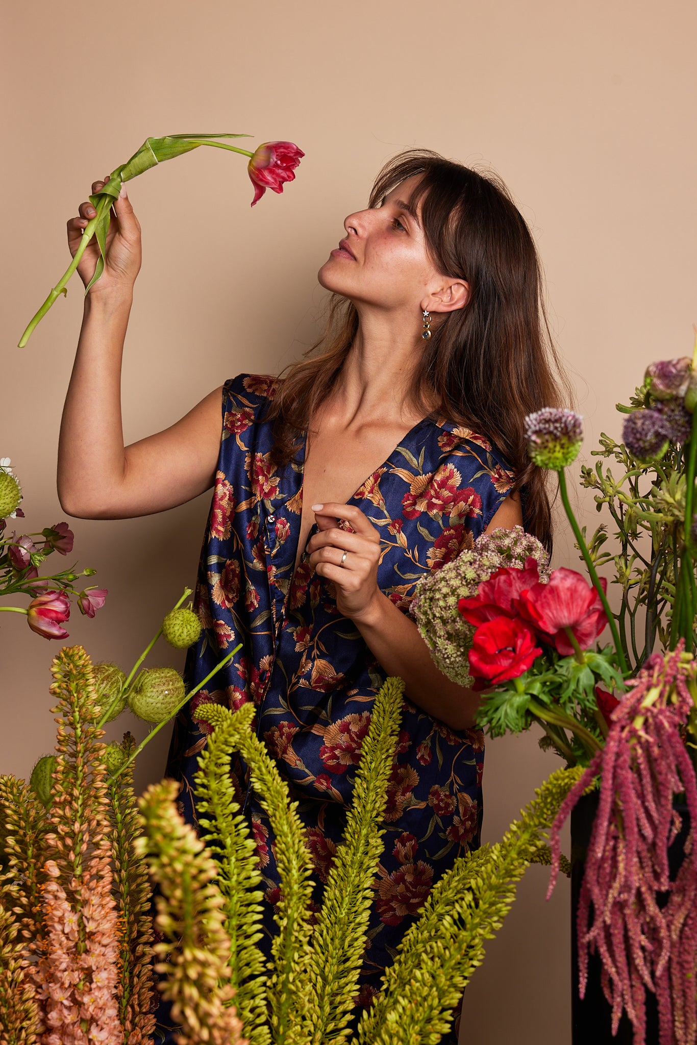 Florist in blue dress holding a vibrant tulip