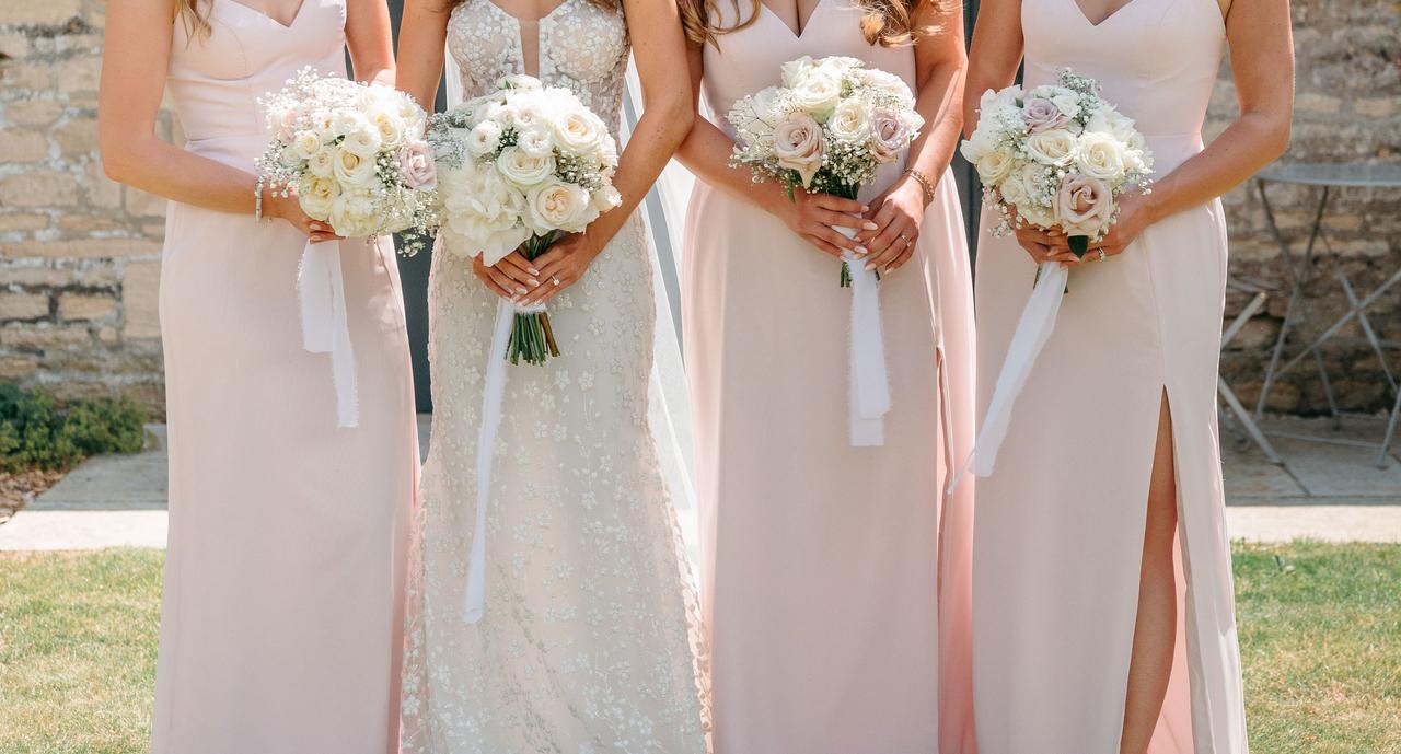 Tips for holding a bridal bouquet